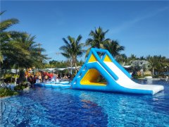 泳池水上大沖關